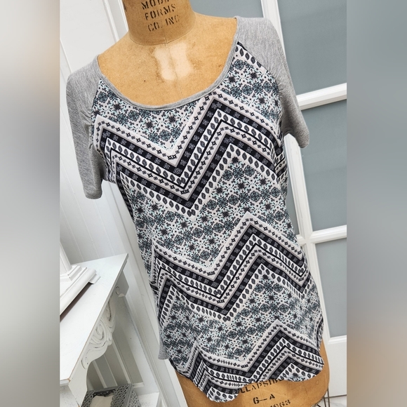 Maurices ZigZag Short Sleeve Boat Neck Tee Shirt EUC - Picture 1 of 7